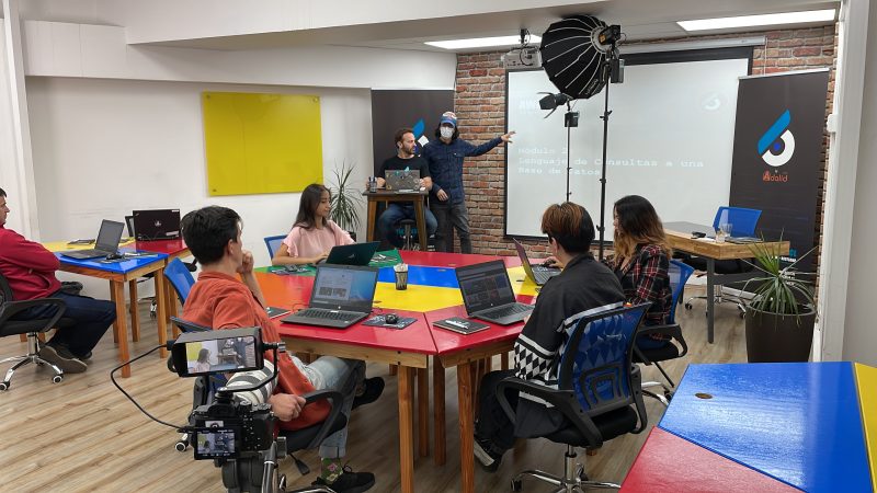 Se extiende plazo para postular a becas de especialización digital