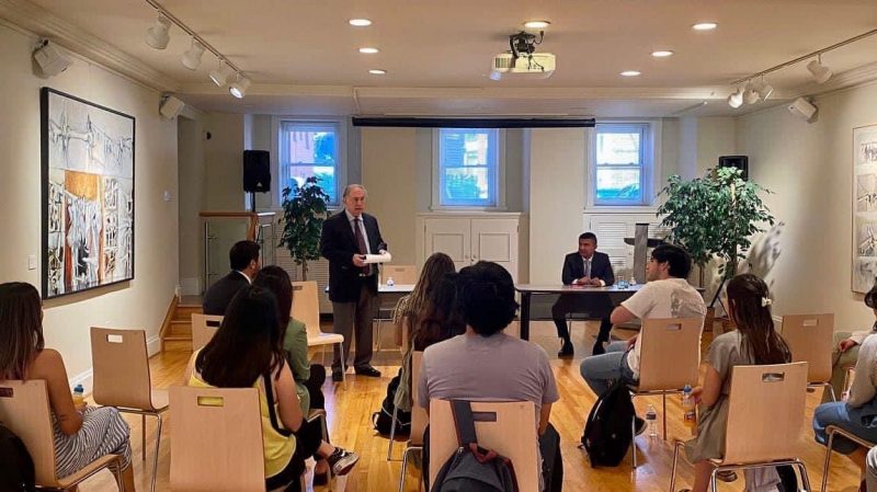 Estudiantes UOH que realizan pasantía en EE.UU. son recibidos por embajador de Chile
