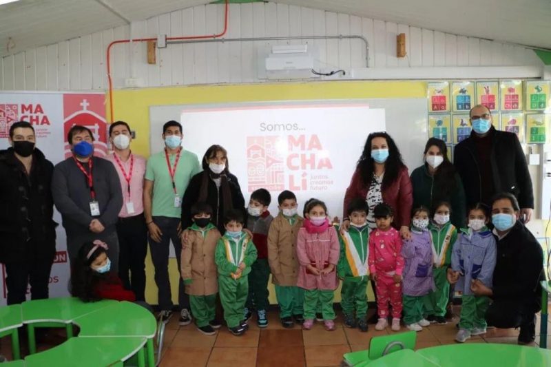 Municipalidad anuncia modernización de pizarras interactivas en todos los colegios