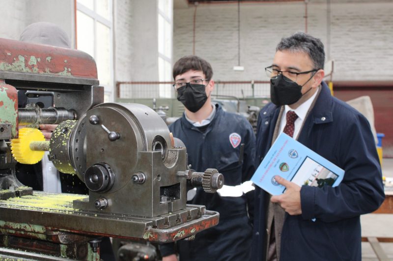 Ministro de Ciencias visitó la Región para celebrar el Día de la Educación Técnico-Profesional