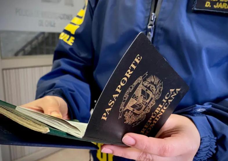 PDI detiene a mujer extranjera que presentó carnet falso al ser controlada por la policía