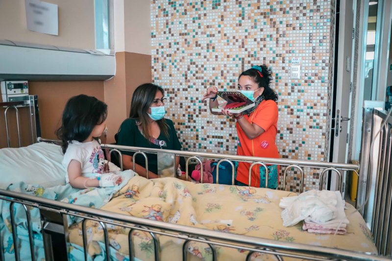 Equipo cuentacuentos realiza intervención cultural a pacientes pediátricos del Hospital Regional