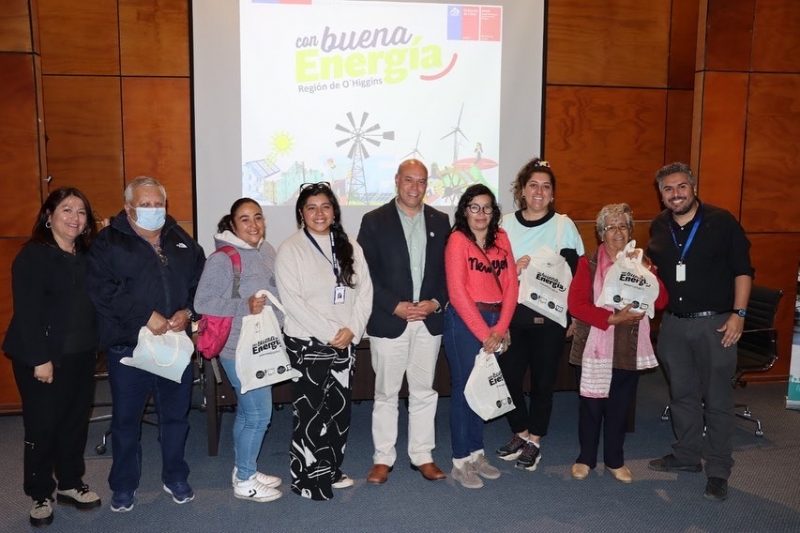 Familias de Pichilemu se capacitan en Eficiencia Energética para ahorrar en las cuentas de energía eléctrica