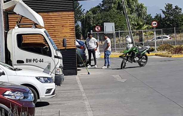 Activación de alarmas en autos estacionados en supermercado es investigado por la PDI