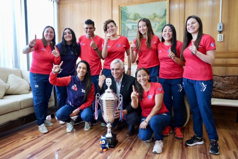 Campeonas Nacionales de Volleyball fueron recibidas por el Gobernador Regional