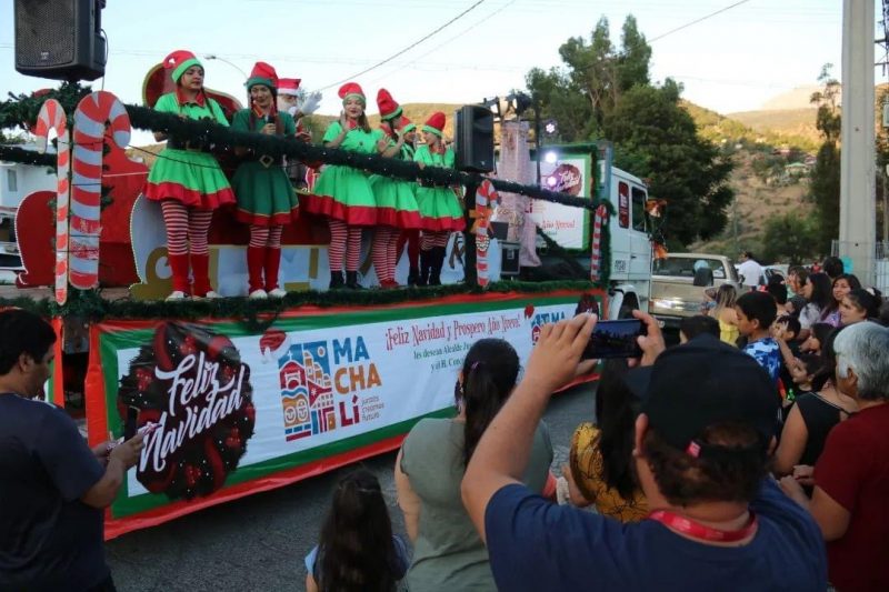 Camión Navideño continúa su recorrido por sectores de Machalí