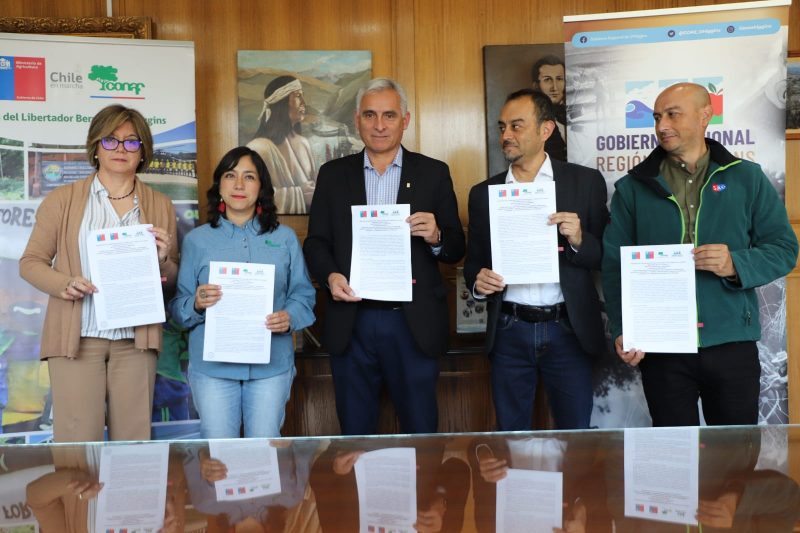 Gobierno Regional, Minvu, SAG y CONAF firman convenio para enfrentar aumento de parcelas en áreas rurales