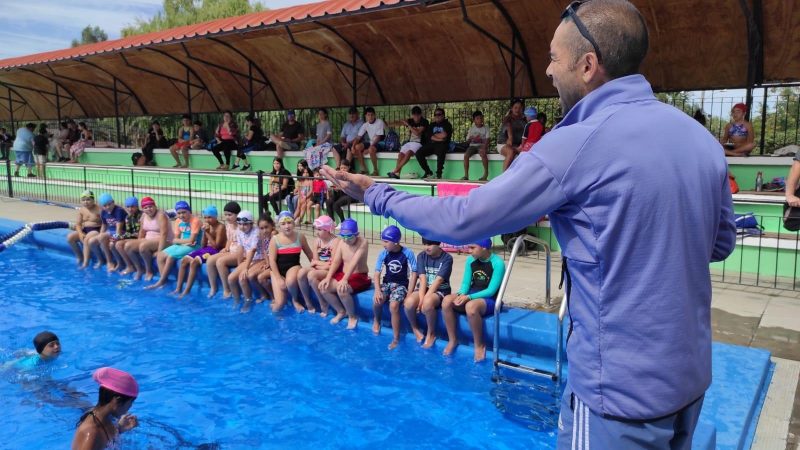 Comenzaron las clases de Natación en la piscina municipal