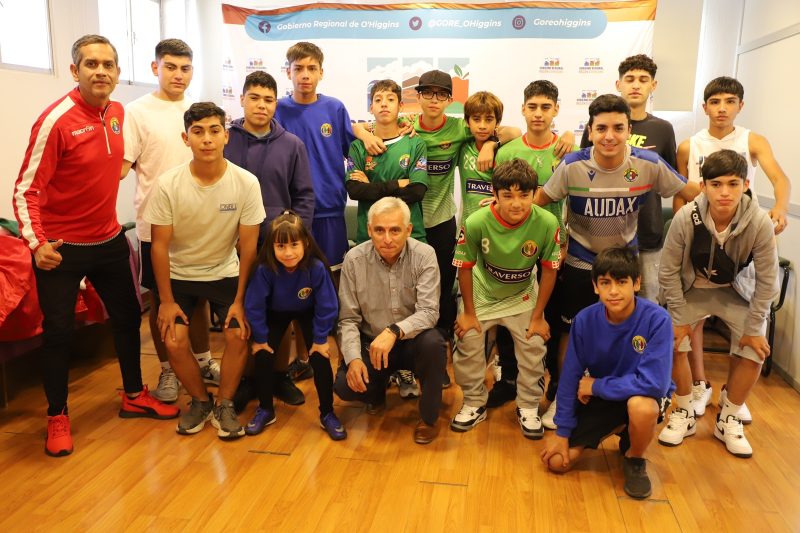 Pequeños de escuela de futbol de Audax Italiano son recibidos por el Gobernador Regional