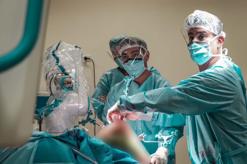Operaciones a la rodilla cuentan con ayuda robótica en el Hospital Regional