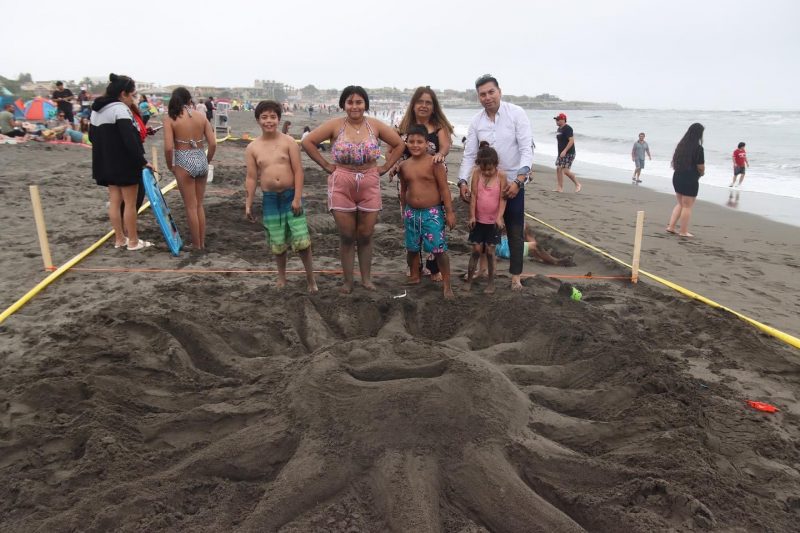 Realizan taller de esculturas en la playa de Pichilemu