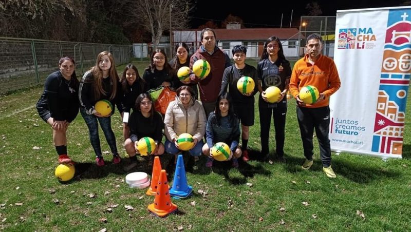 Taller de Futbol Femenino de Machali recibió implementación deportiva