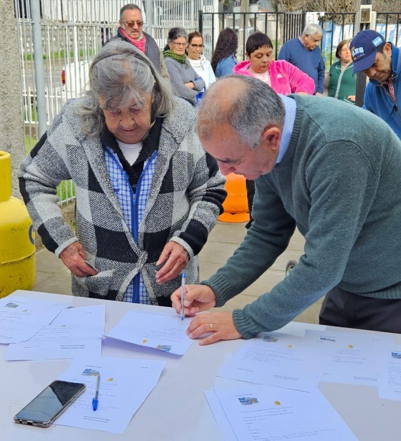 Consejero Lenin Arroyo junto a empresario de Machali entregan 15 cargas gratuitas de Gas a vecinos de Población Santa Teresita.
