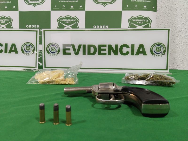 Carabineros del SEBV detienen a una persona que circulaba en camioneta robada y mantenía drogas y armamento en su interior