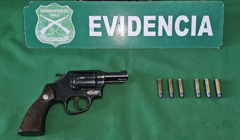 Carabineros detiene durante fiscalización vehicular a individuo que portaba armamento y munición