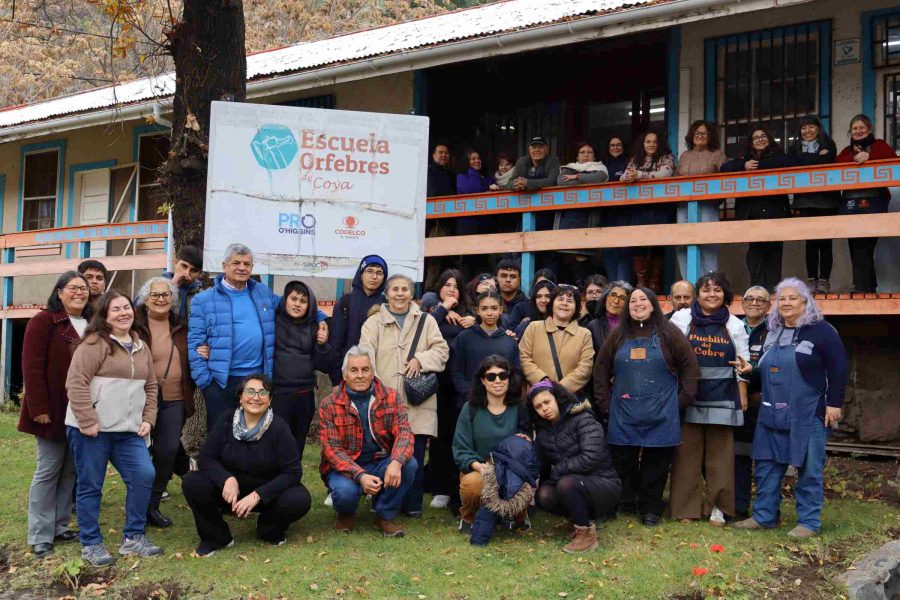 Escuela de Orfebres de Coya recibió visita de taller laboral de orfebrería y telar de la comuna de Navidad Escuela de Orfebres de Coya recibió visita de taller laboral de orfebrería y telar de la comuna de Navidad