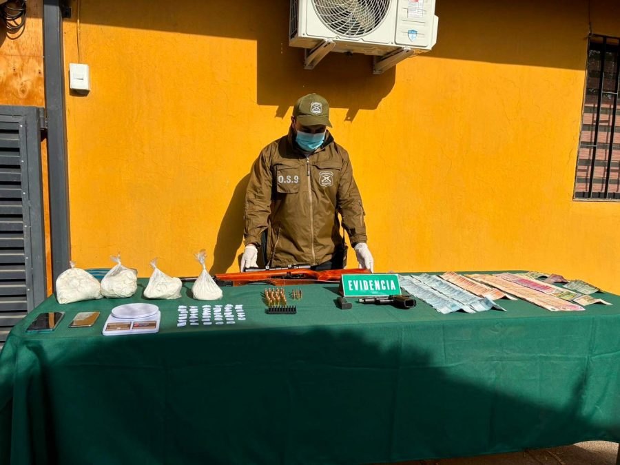 Investigación del OS-9 O’Higgins permite detener a imputado por lesiones con arma de fuego e incautar armas y casi tres kilos de droga en Rancagua Investigación del OS-9 O’Higgins permite detener a imputado por lesiones con arma de fuego e incautar armas y casi tres kilos de droga en Rancagua
