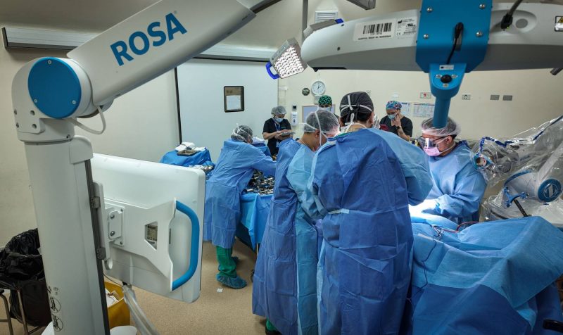Cirugía bilateral de rodilla: la alternativa quirúrgica del HFRZ que reduce  hospitalizaciones y tiempos de recuperación